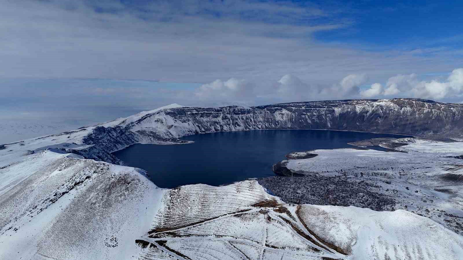 Nemrut Krater Gölü’nün karlı görüntüsü hayran bırakıyor