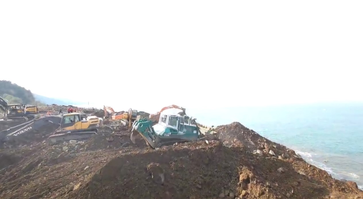 Karadeniz Sahil Yolu’nu tekrar ulaşıma açmak için çalışmalar sürüyor