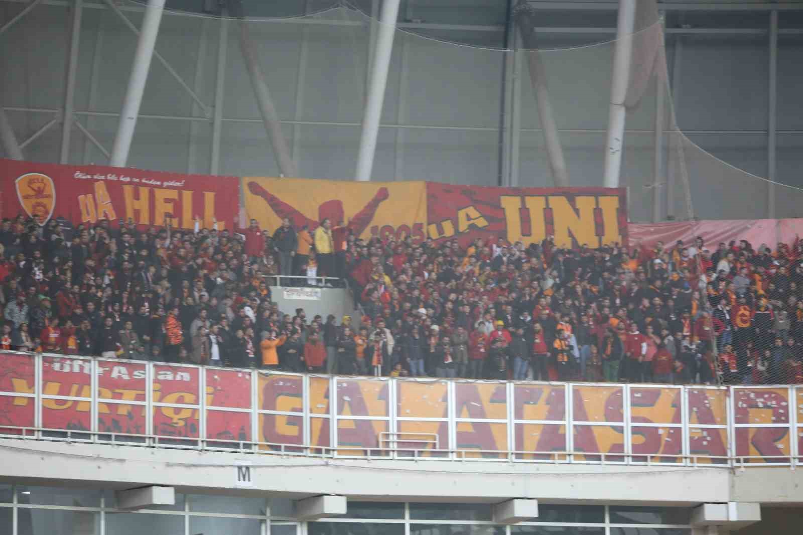 Galatasaraylı taraftarlar takımını yalnız bırakmadı