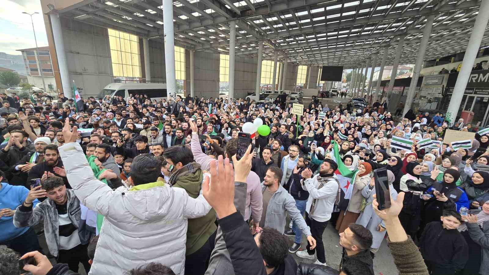 Esed rejimi çöktü, Karabük’teki Suriyeliler kutlama yaptı