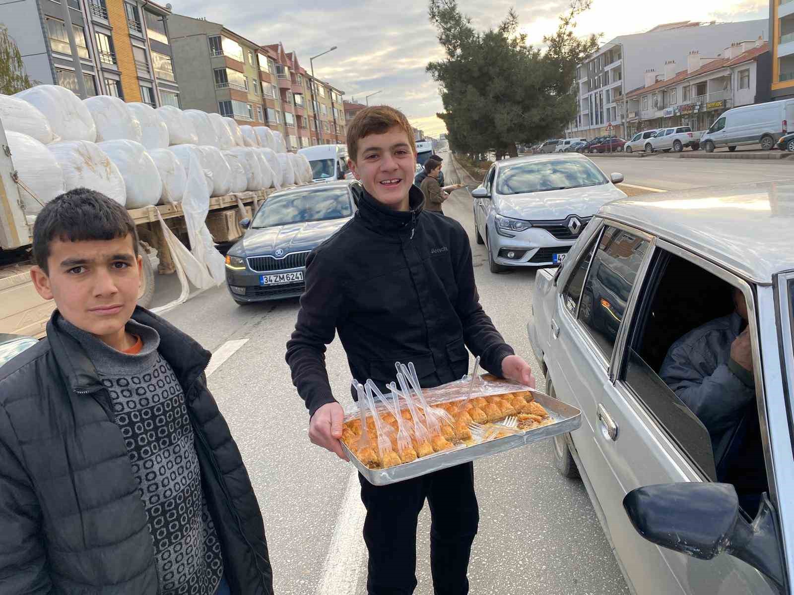 Konya’da Esed rejiminin son bulması sebebiyle baklava ikramı