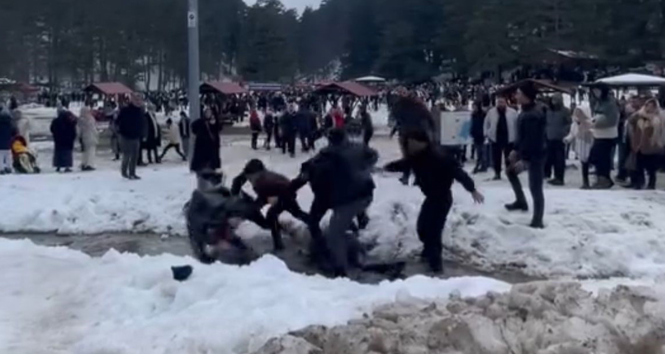 Hamsi festivalinde yumruklar havada uçuştu