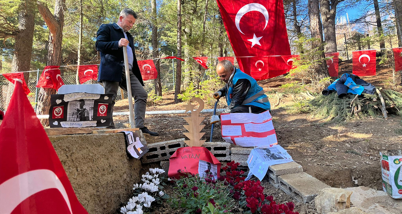 Şehidin kabrine öğrenciler duygu dolu notlar bıraktı