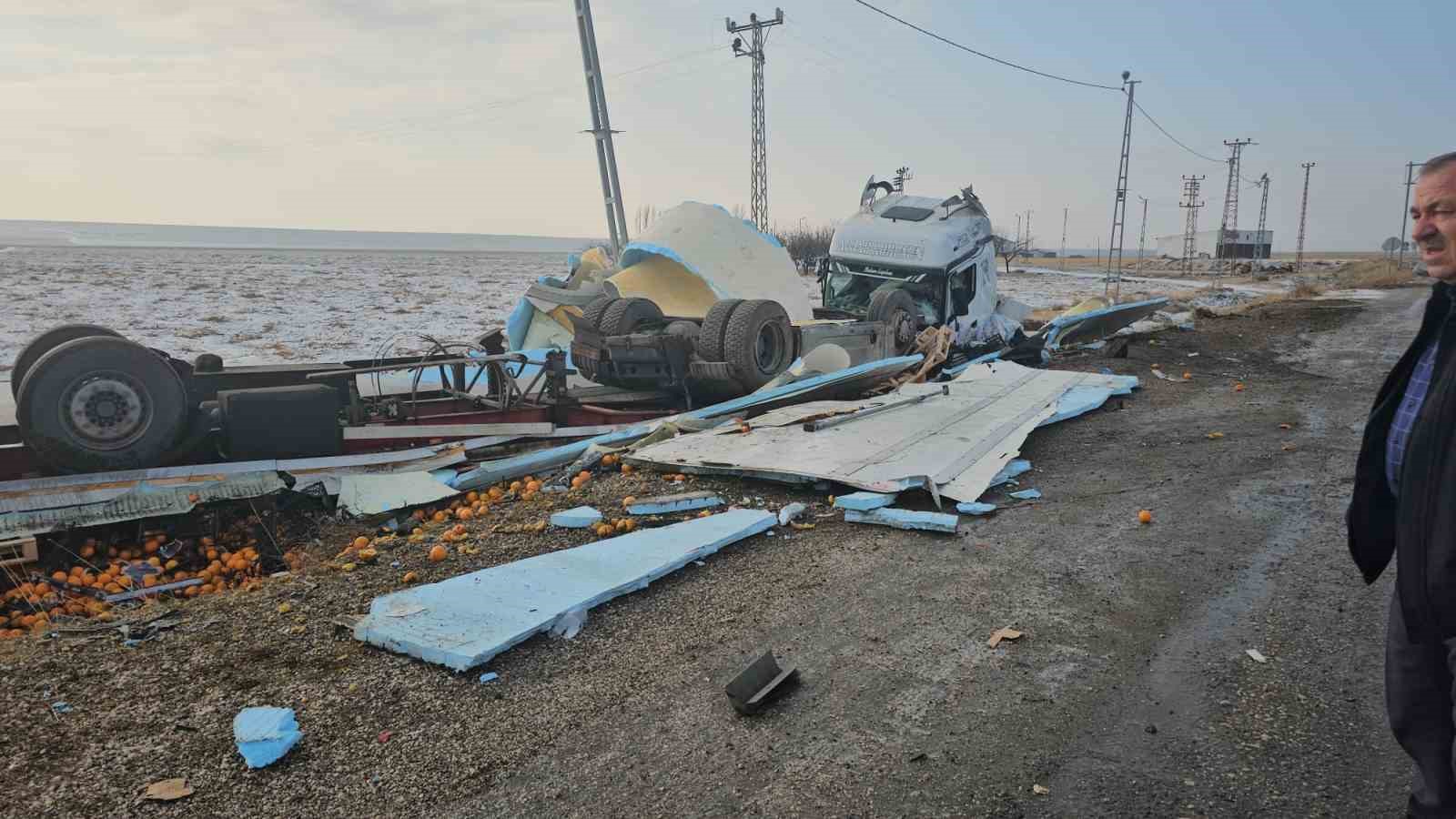 Portakal yüklü tır devrildi: 1 yaralı