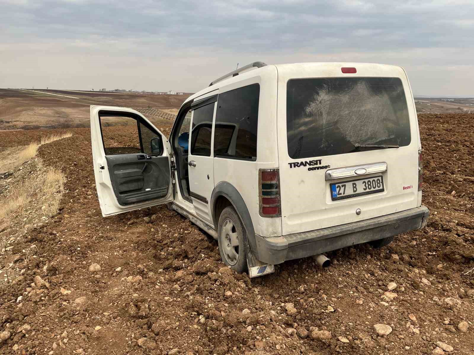 Polis ekiplerinin kovaladığı sürücü aracını bırakarak kaçtı