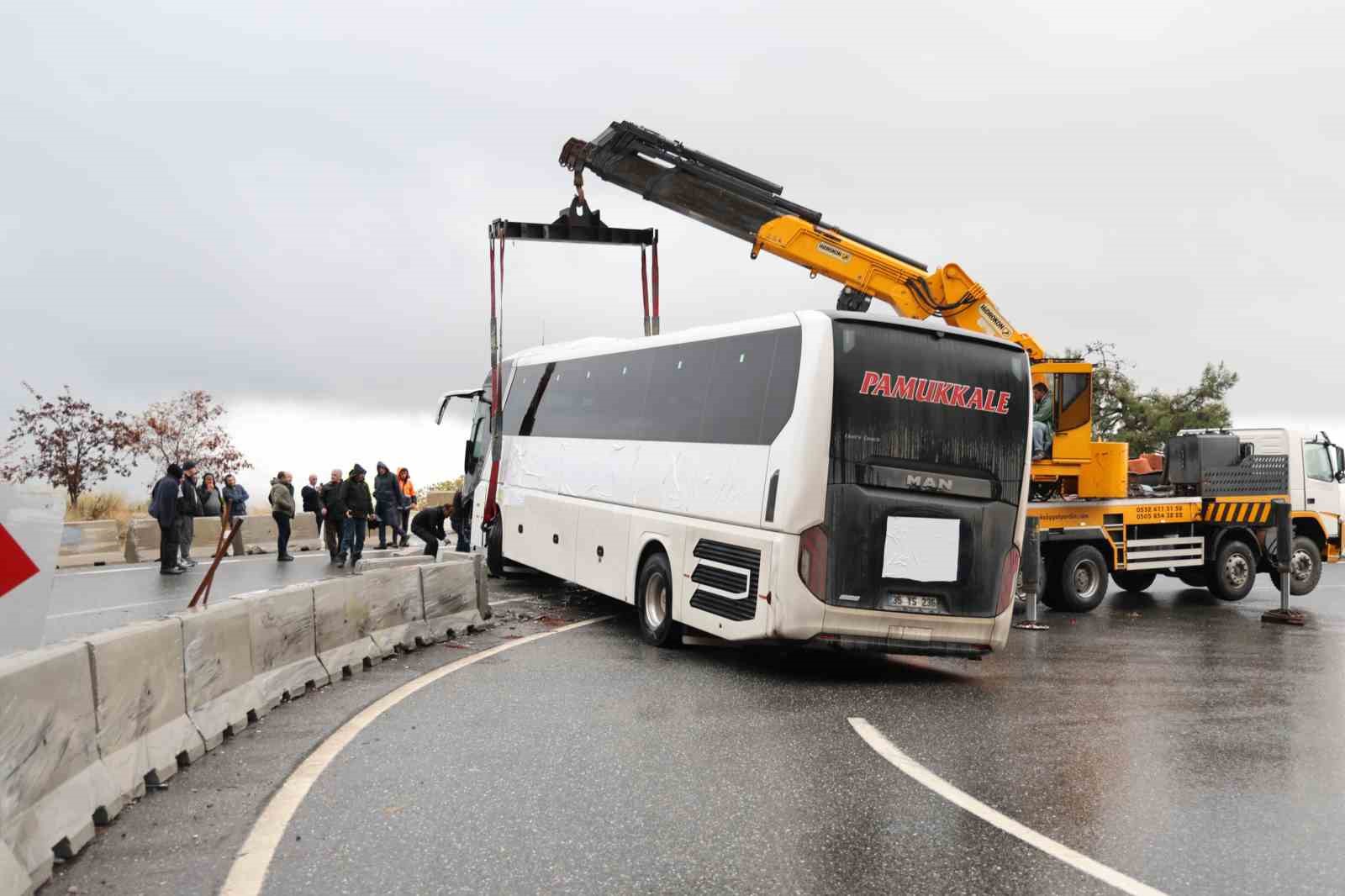 Muğla’da kaza yapan otobüs trafiği felç etti