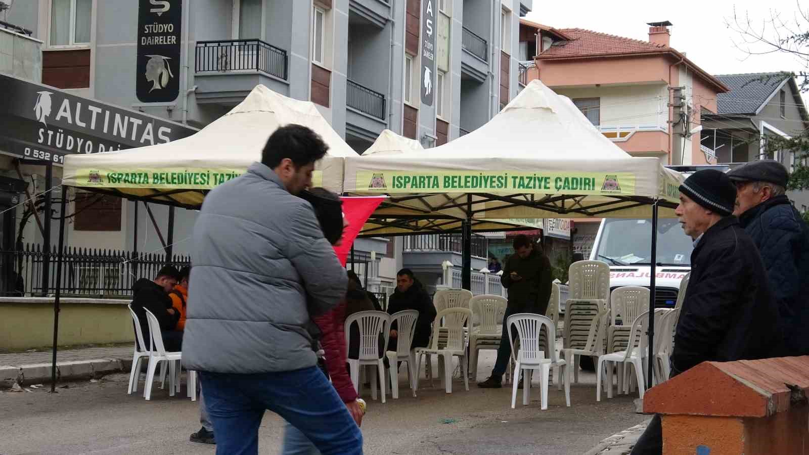 Düşen helikopterde şehit olan Astsubay İpek’in evinin önüne taziye çadırı kuruldu