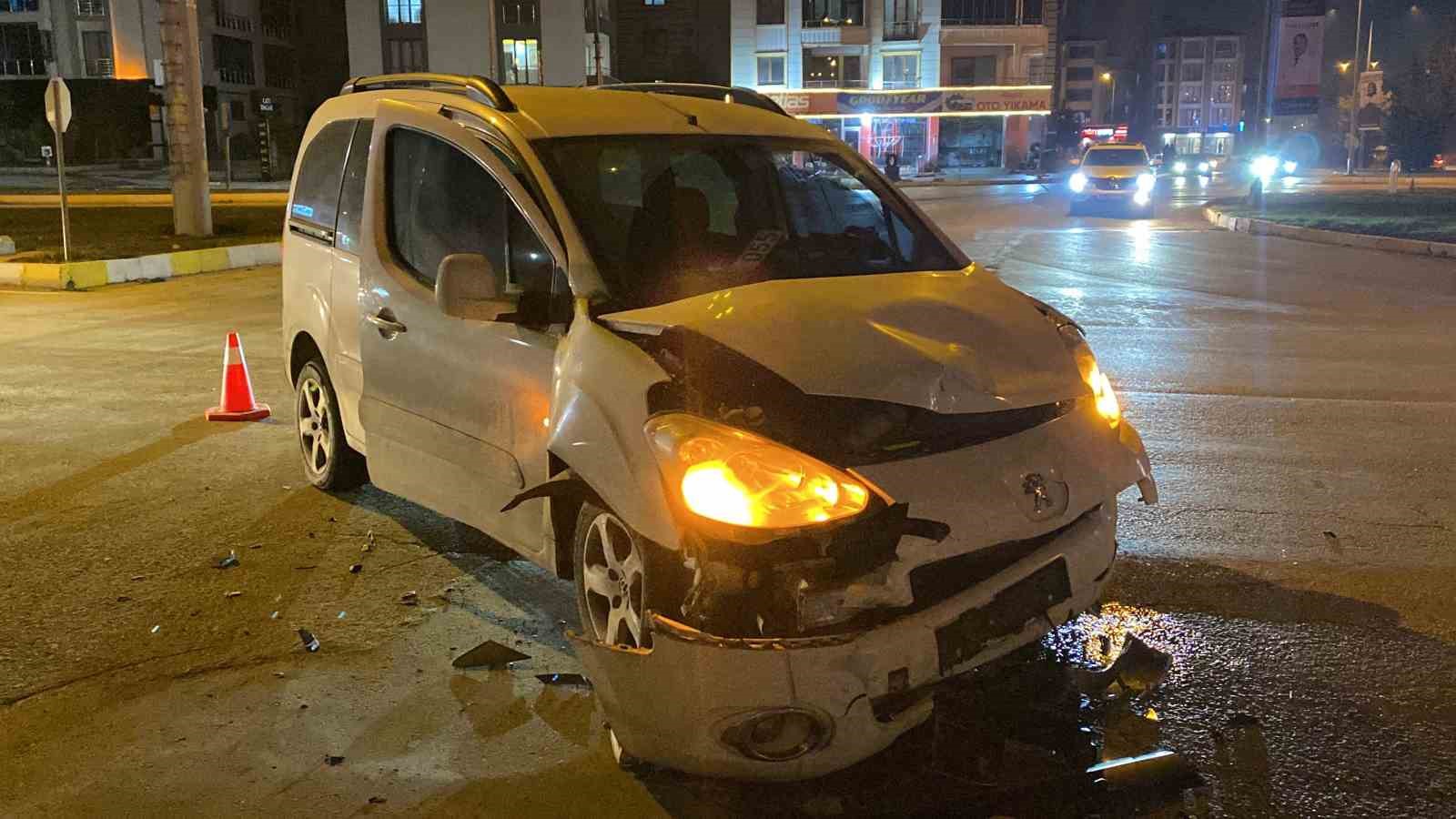 Elazığ’da hafif ticari araç polis aracı ile çarpıştı: 4 yaralı