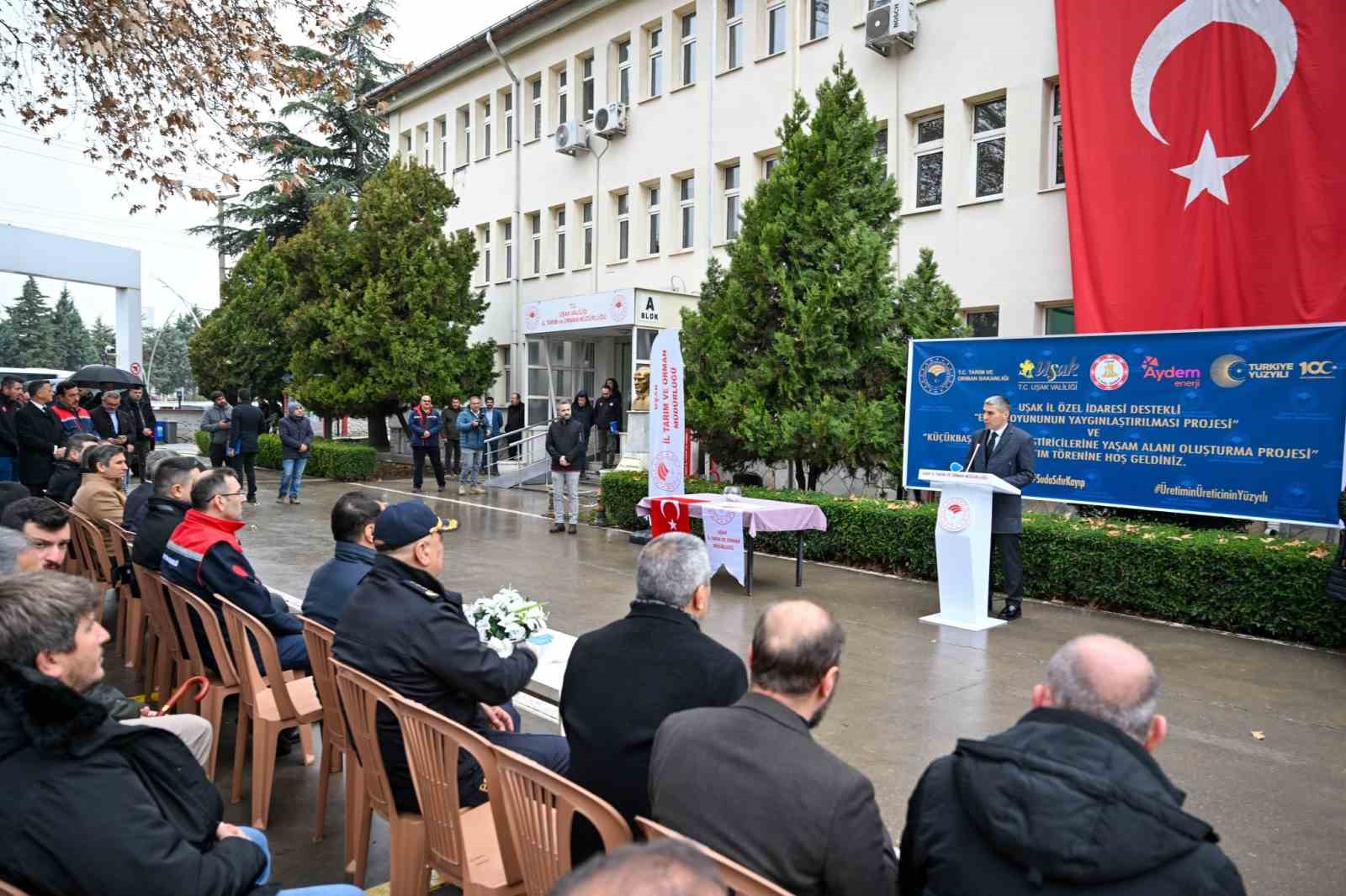 Uşak’ta yetiştiricilere 500 adet Eşme koyunu dağıtıldı