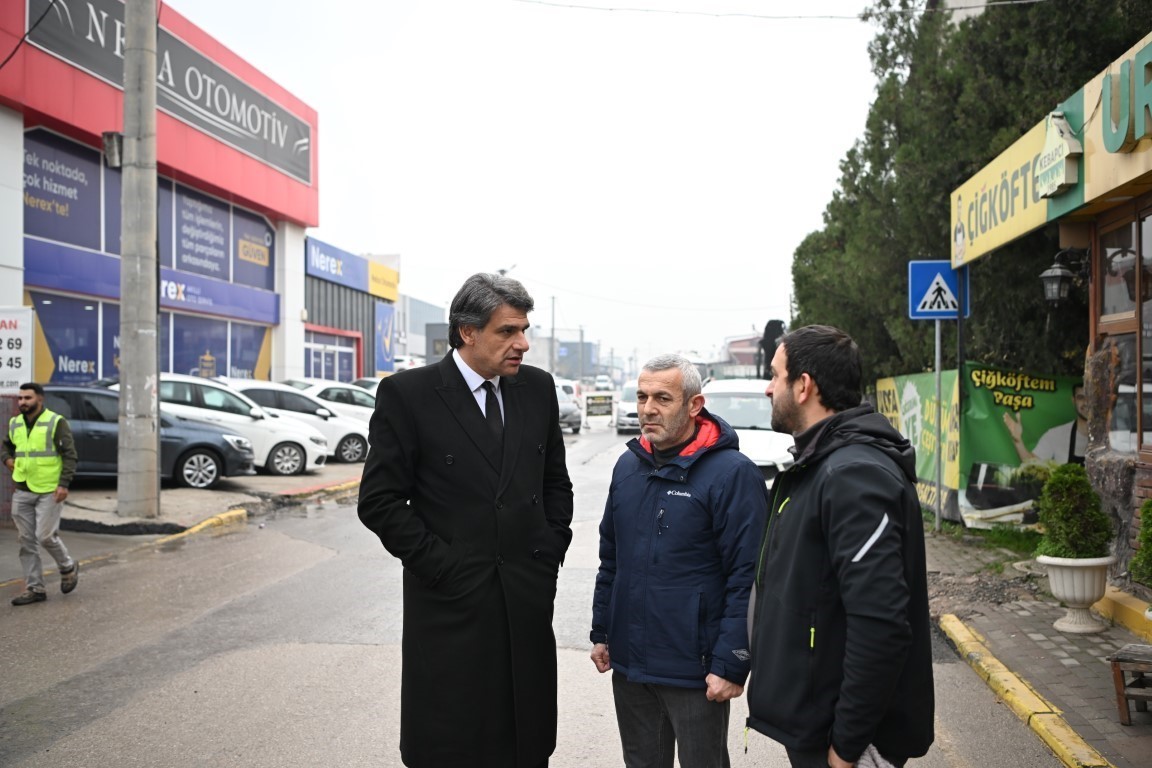 Kartepe’de iki caddeye 755 ton asfalt yama yapıldı