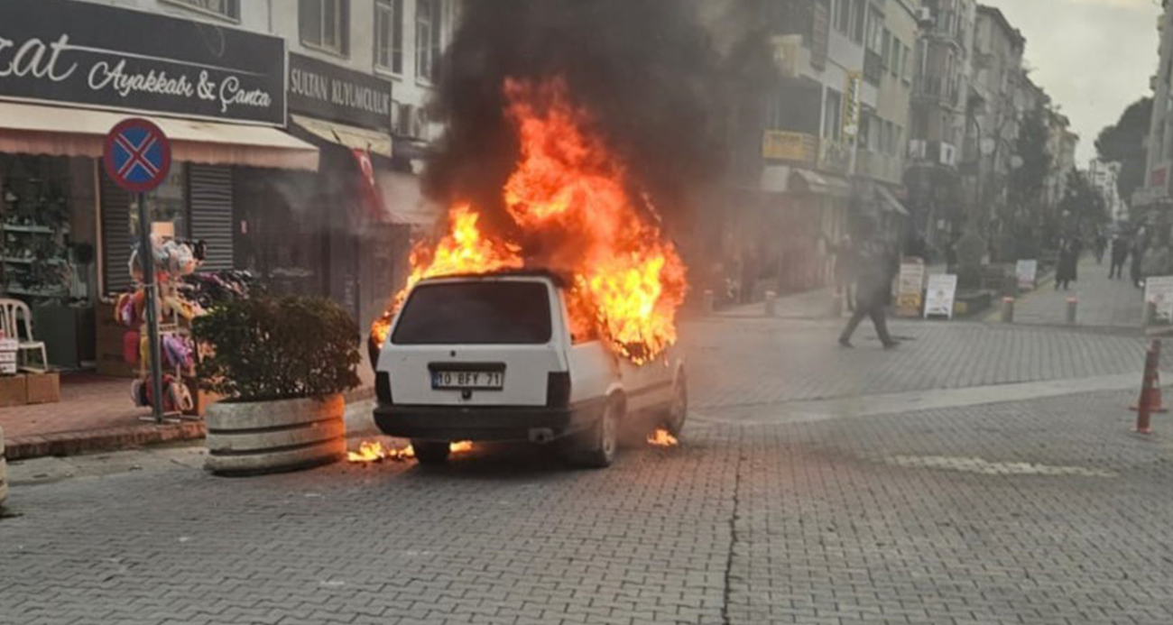 Balıkesir’de park halindeki otomobil alev topuna döndü