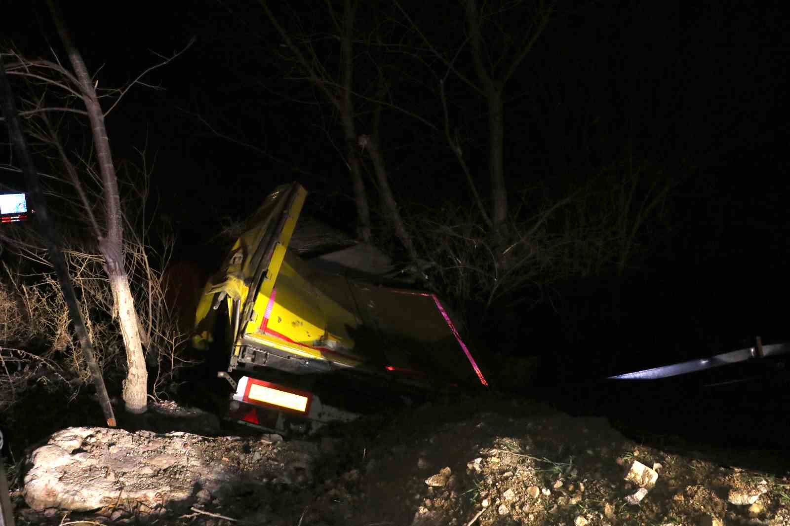 Samsun’da yoldan çıkan tır uçuruma yuvarlandı: 1 yaralı