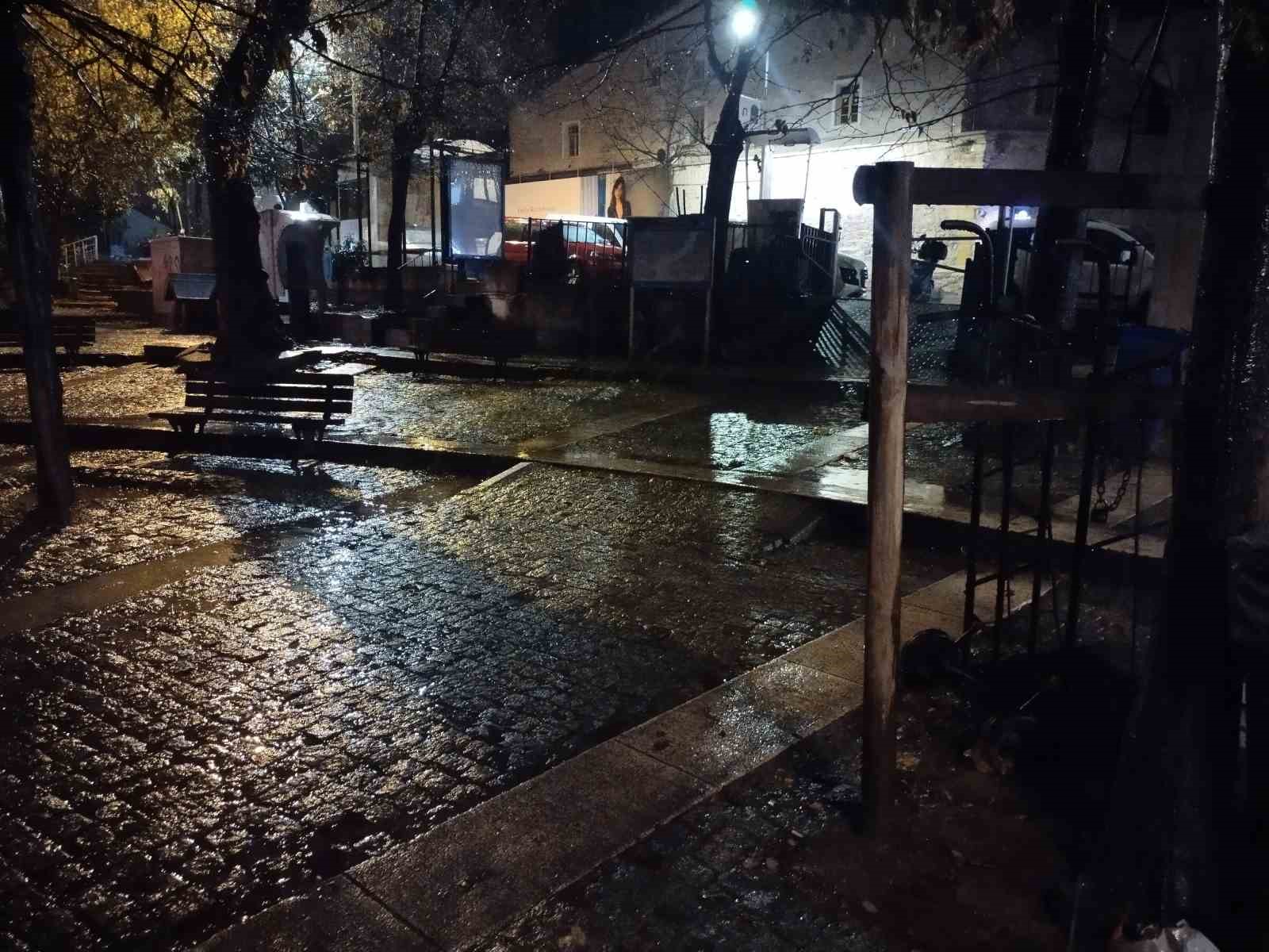 İstanbul’da sağanak yağış gece saatlerinde de etkisini sürdürüyor