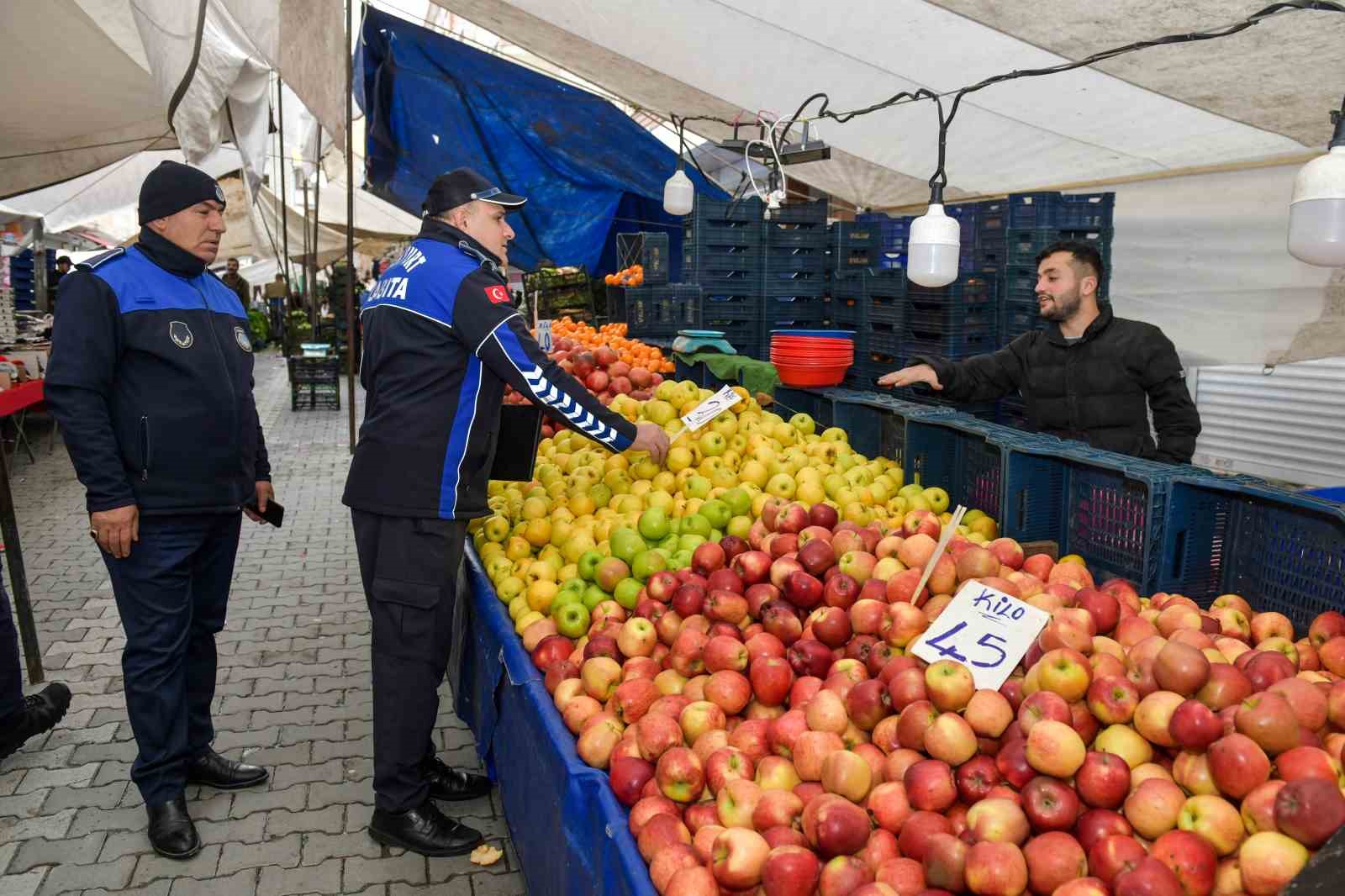 Esenyurt’ta güvenli alışveriş için pazarlar denetleniyor