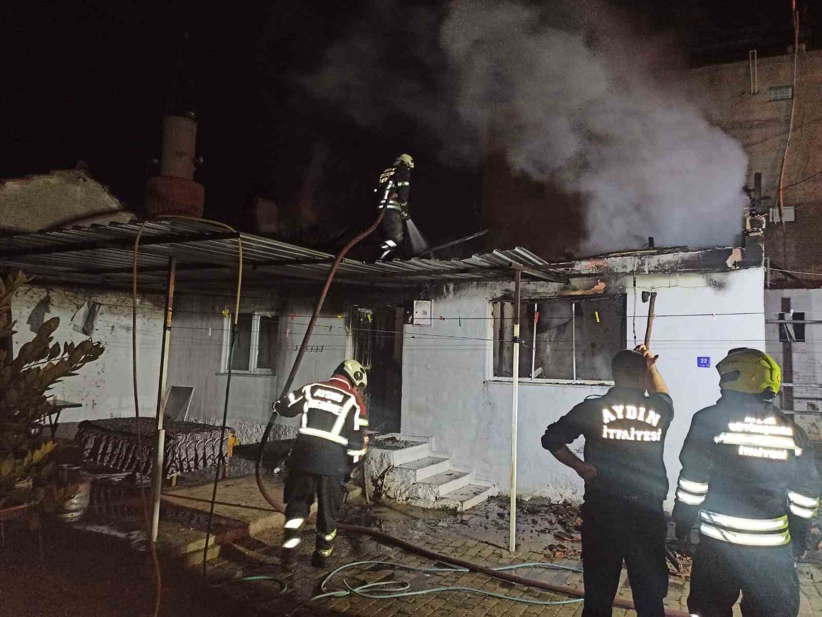 Ailesi ile yaşadığı evi yaktı olay yerinden kaçtı