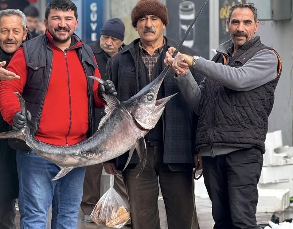 Karadeniz’den Erzincan’a gelen Kılıçbalığıyla poz verdiler