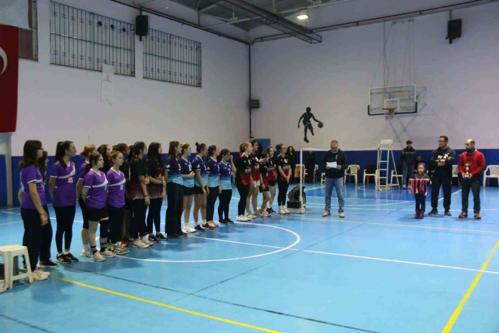 Kütahya’da ’Kız Öğrenciler Arası Badminton Turnuvası’nda şampiyonlar ödüllerini aldı