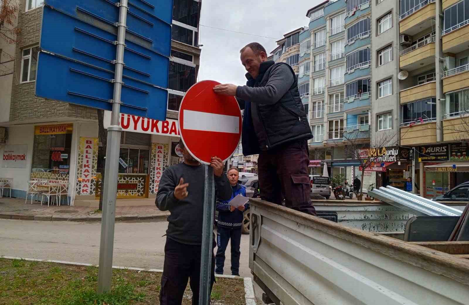 Bafra’da trafik bilgi ve işaret levhaları yenileniyor