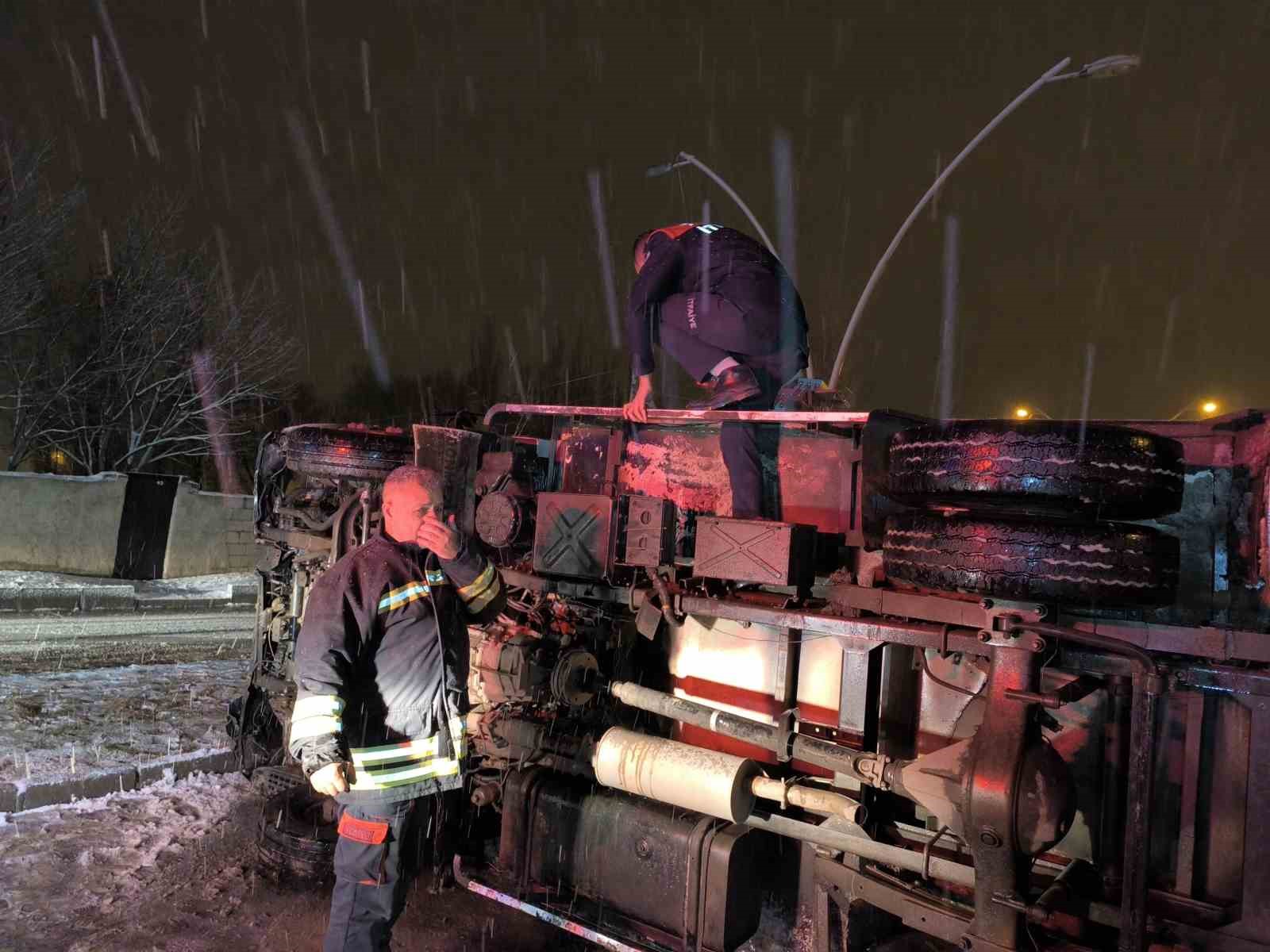 Ağrı’da kar yağışı kazayı beraberinde getirdi: Kamyonet devrildi, sürücü ölümden döndü
