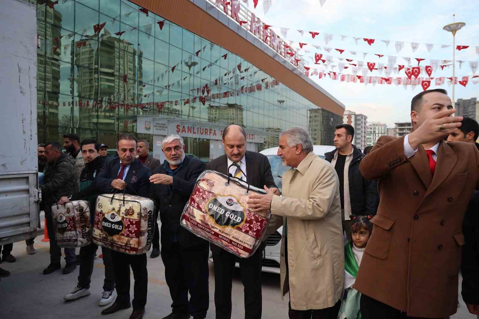 Şanlıurfa’dan Suriye’ye 5 tır yardım dualarla gönderildi