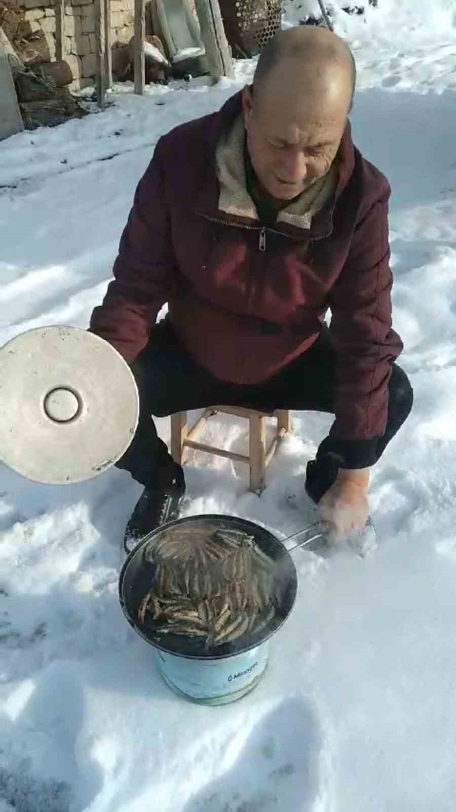 Bayburtlu vatandaşın eksi 10 derece havada hamsi tava ve horon keyfi