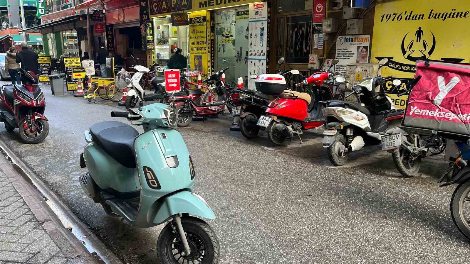 Yol mu motosiklet park alanı mı?