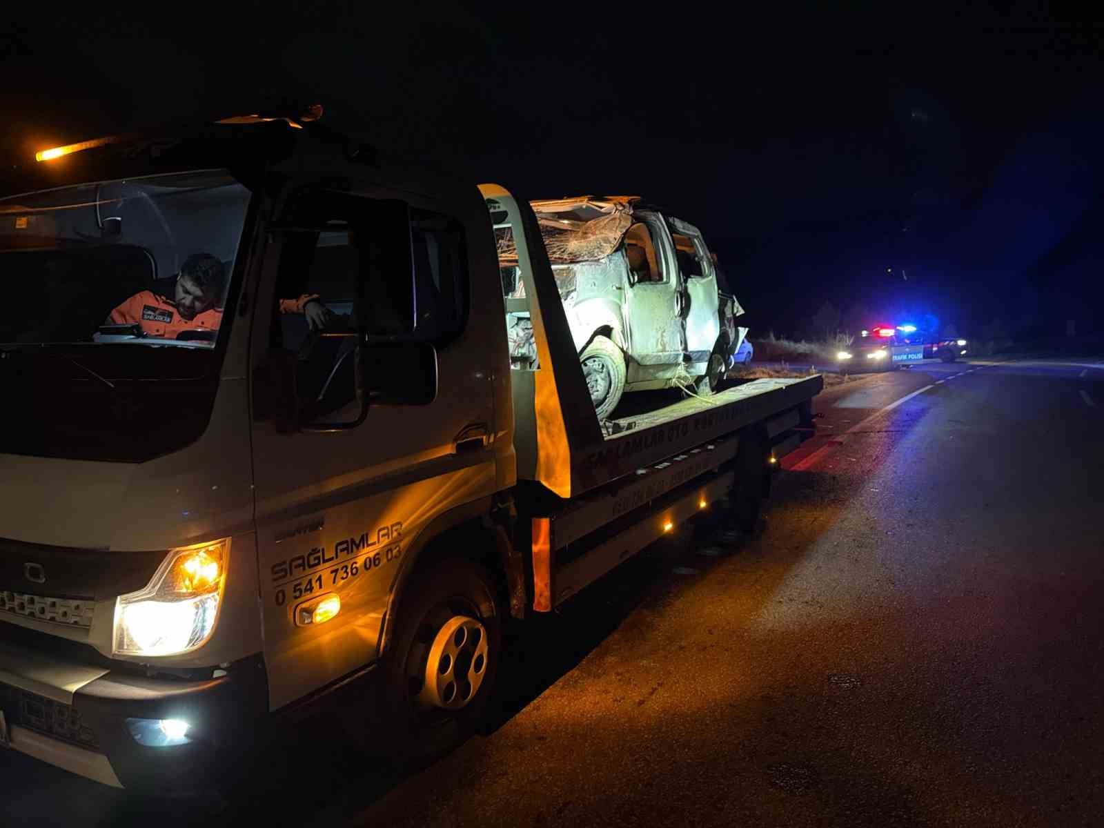 Afyonkarahisar’da hafif ticari araç devrildi: 5 kişi yaralandı