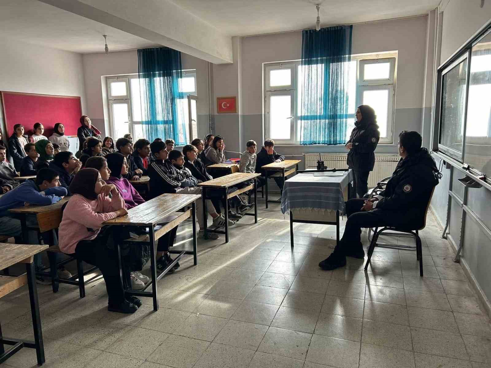 Batman’da polislik mesleği hakkında bilinçlendirme toplantısı gerçekleştirildi