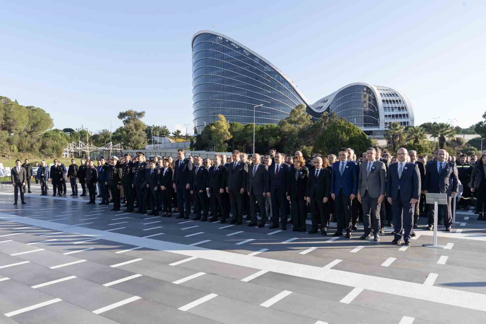 Azerbaycan halkının Ulusal Lideri Haydar Aliyev vefatının 21’inci yıl dönümünde törenle anıldı