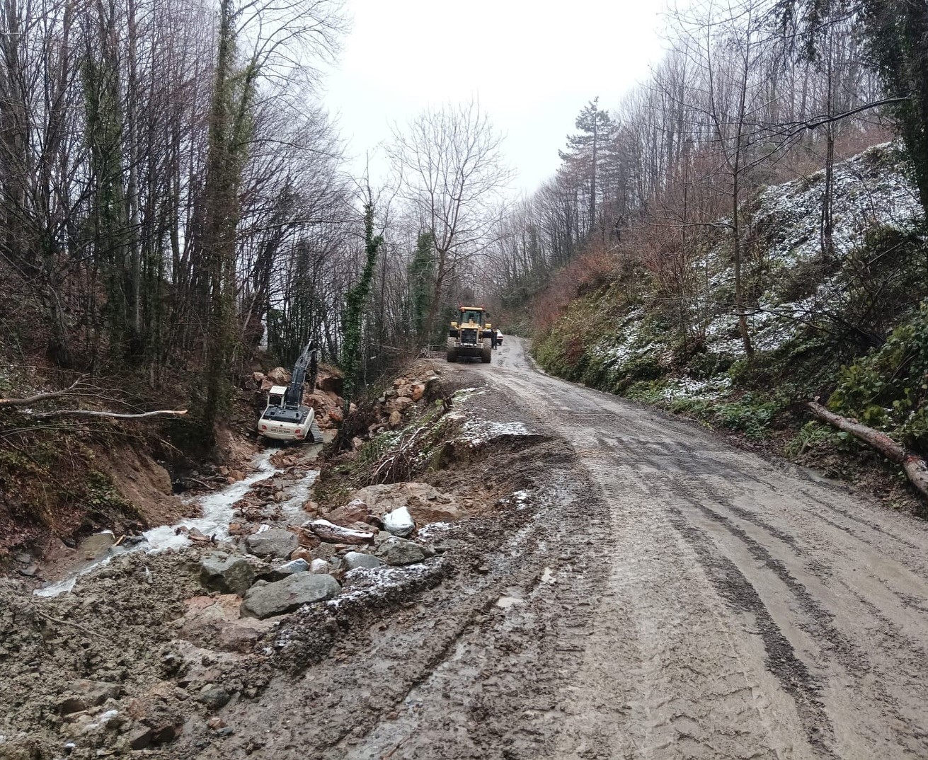 Yağışlarla birlikte meydana gelen heyelanlara anında müdahale