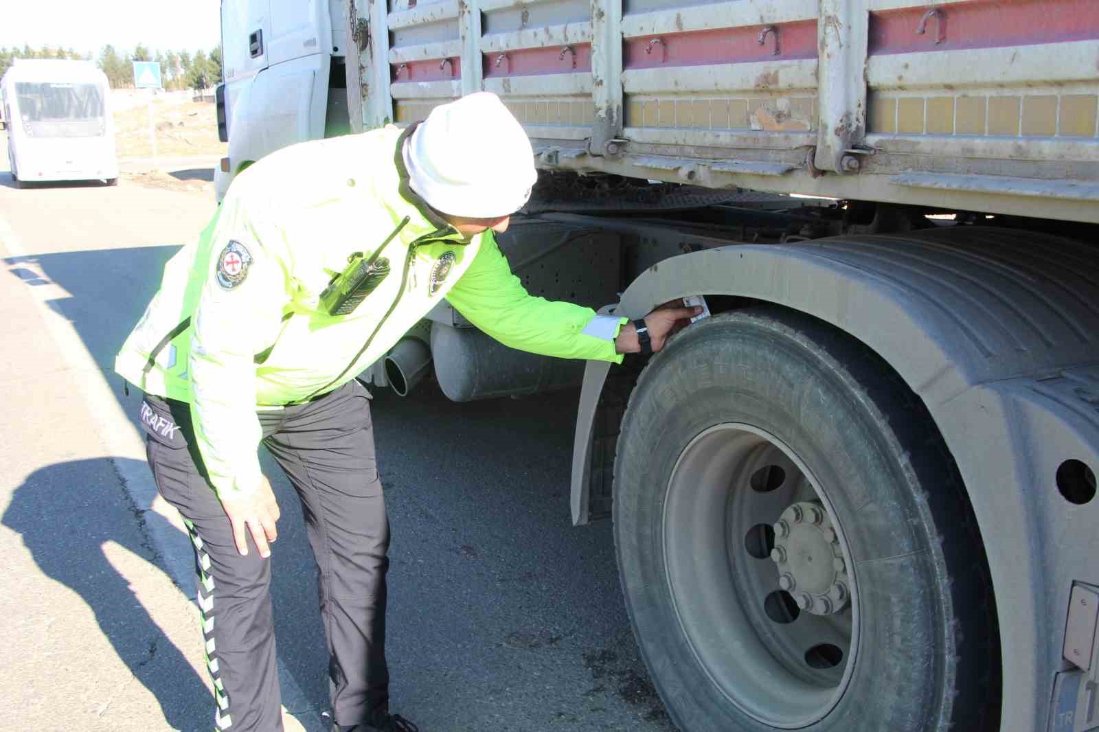 Batman’da trafik ekiplerinden ticari araçlarda kış lastiği denetimi