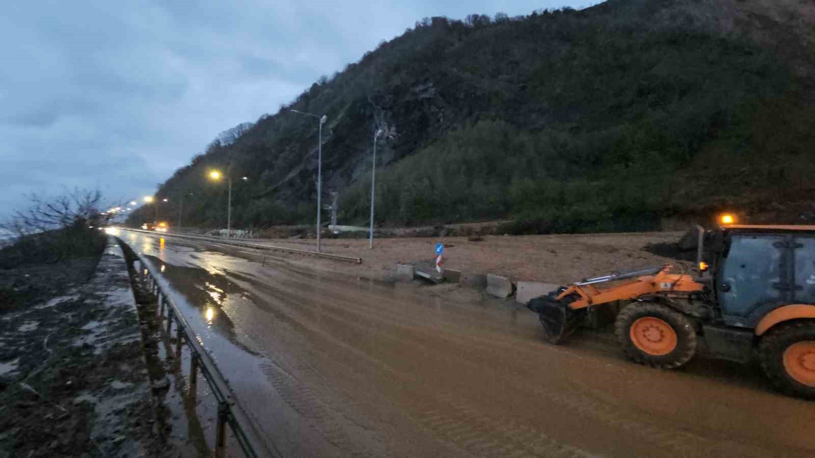 Artvin’de heyelan bölgesi yağan yağmurla çamura döndü