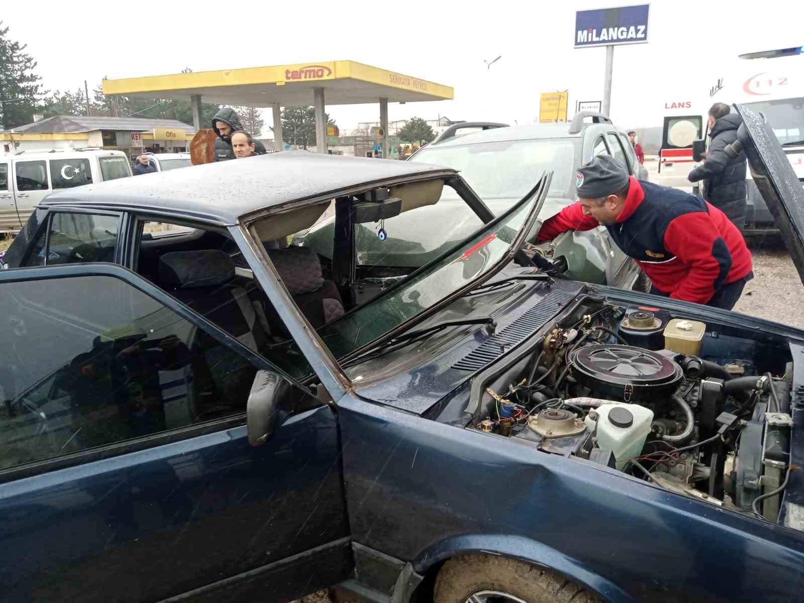 Tiyatro gösterisi için Kastamonu’ya gelen ekip kaza geçirdi: 1’i ağır 4 yaralı