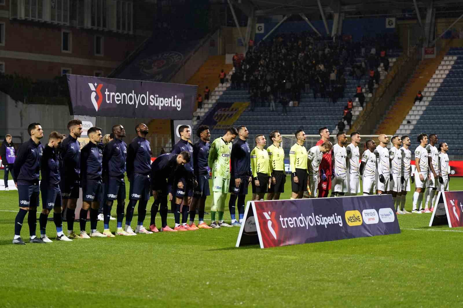 Trendyol Süper Lig: Kasımpaşa: 0 - Eyüpspor: 0 (İlk yarı)