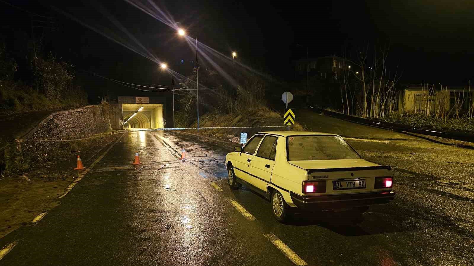 Artvin’de etkili olan fırtına nedeniyle bir ağaç okulun üzerine devrildi