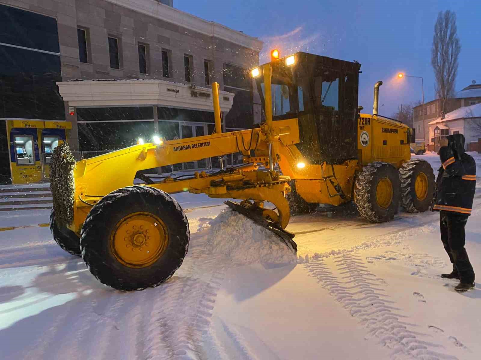 Ardahan’da yoğun kar ve tipiden bazı kara yolları ulaşıma kapatıldı