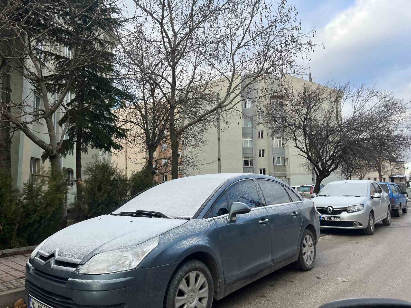 Eskişehir’in yüksek kesimlerindeki araçlar beyaza büründü