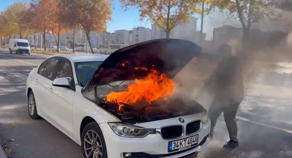 Diyarbakır’da seyir halindeki otomobilin motoru alevlere teslim oldu