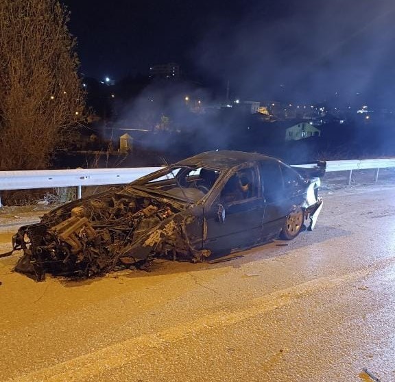 Elazığ’da otomobil aydınlatma direğine çarptı: 2 yaralı