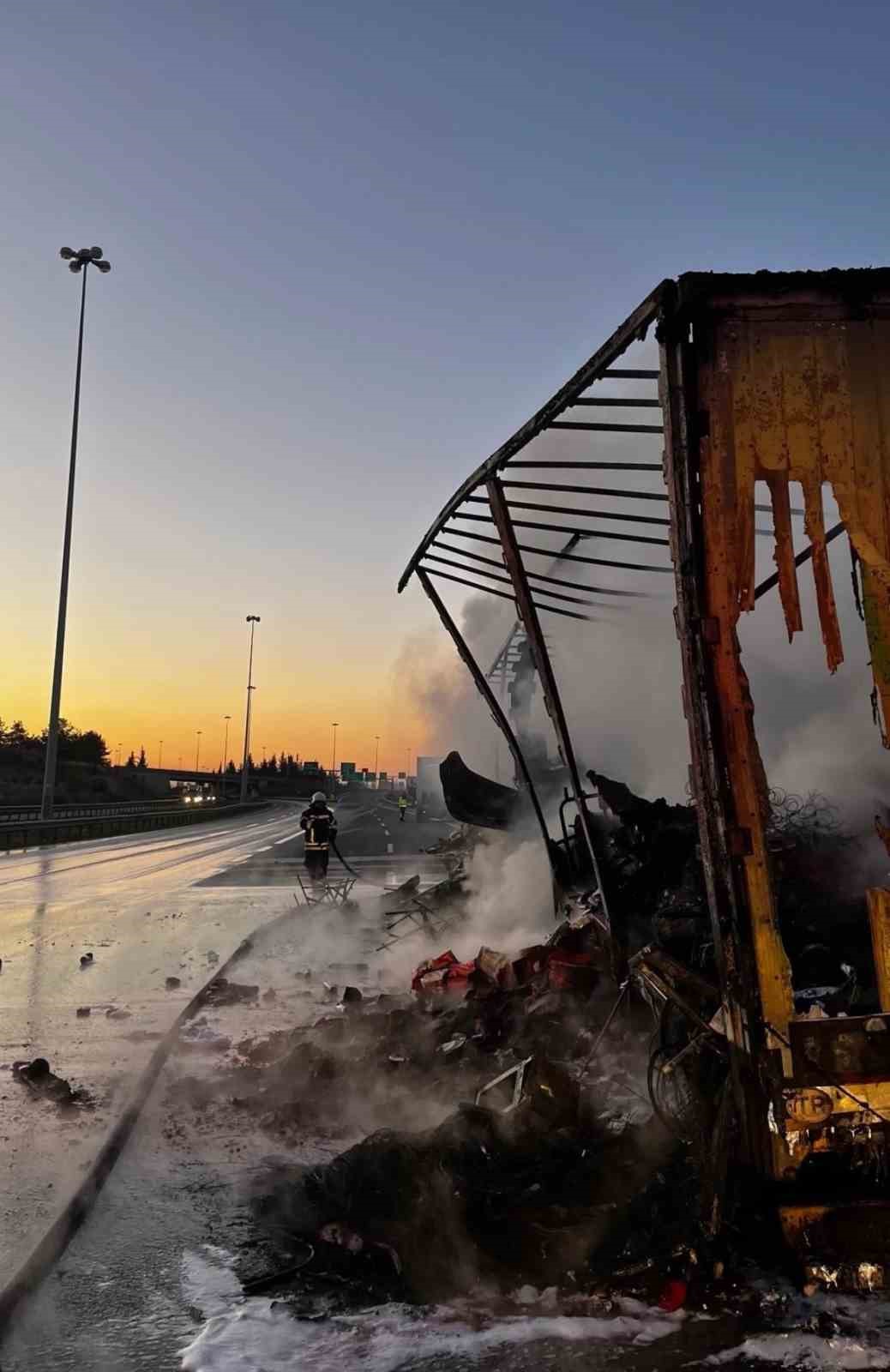 Tarsus’ta tırda çıkan yangında kargo ürünleri yandı