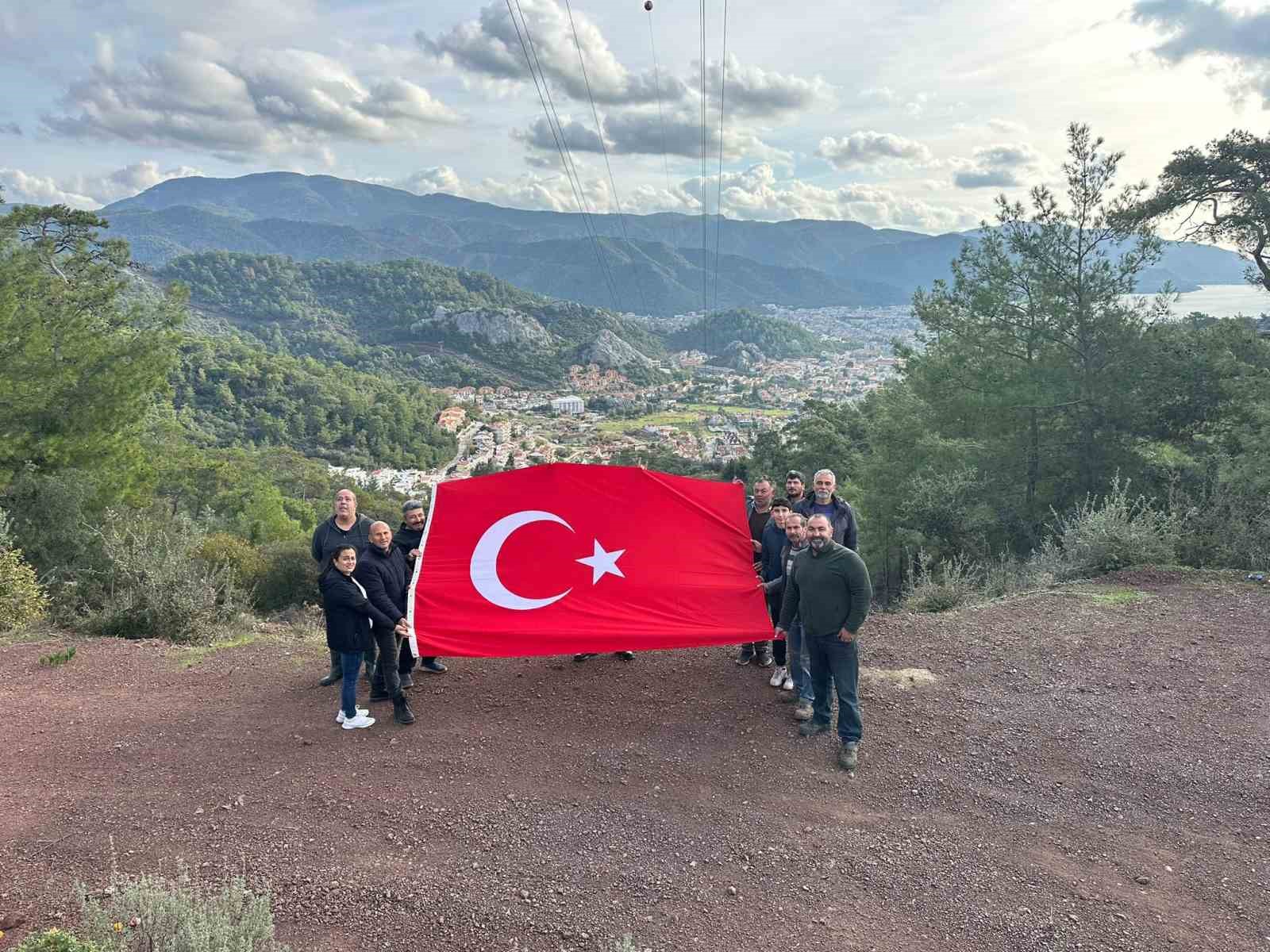 Marmaris’in dört mahalle muhtarından Türk bayrağına vefa