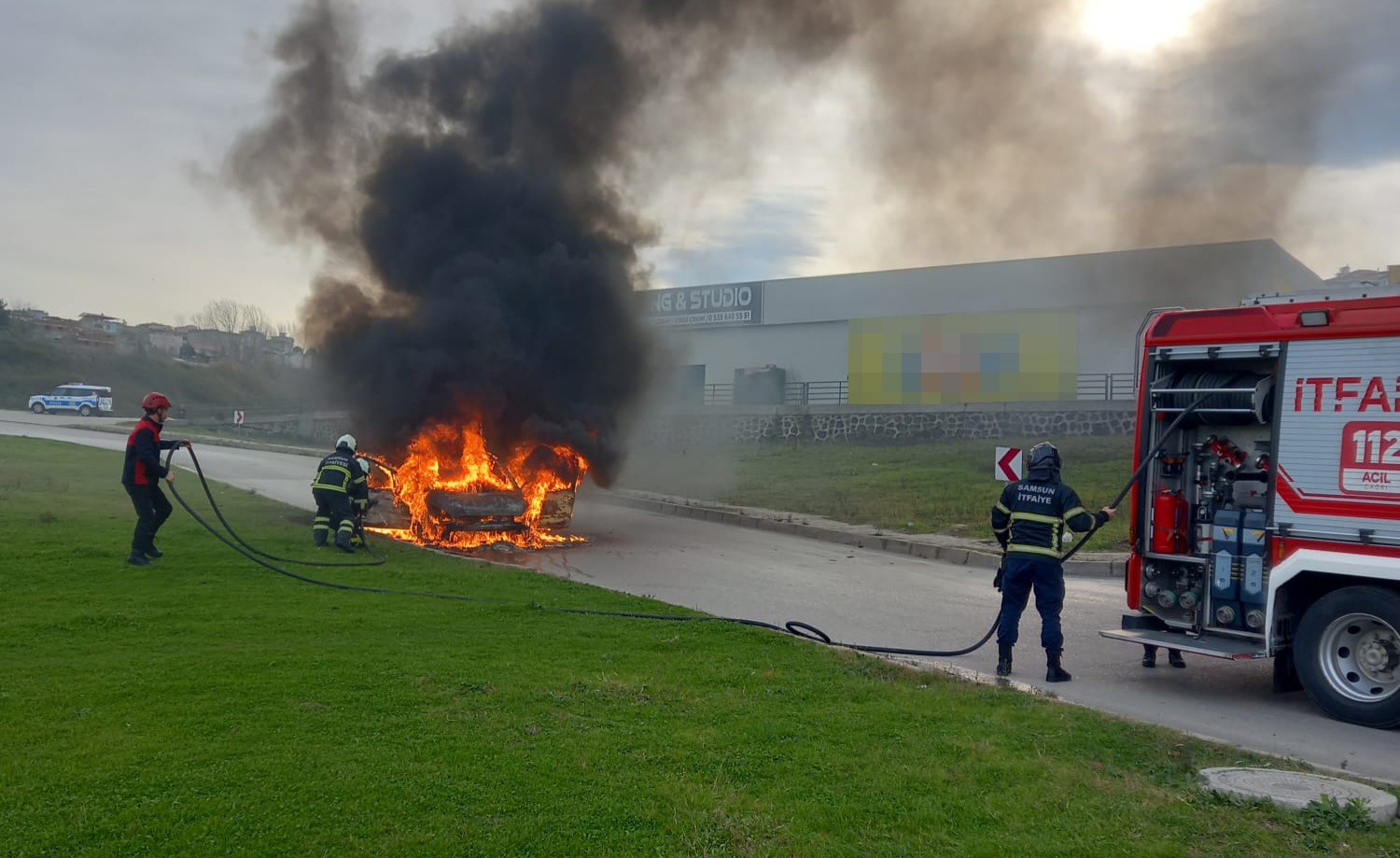 Samsun’da kız istemeden dönen ailenin aracı alev alev yandı