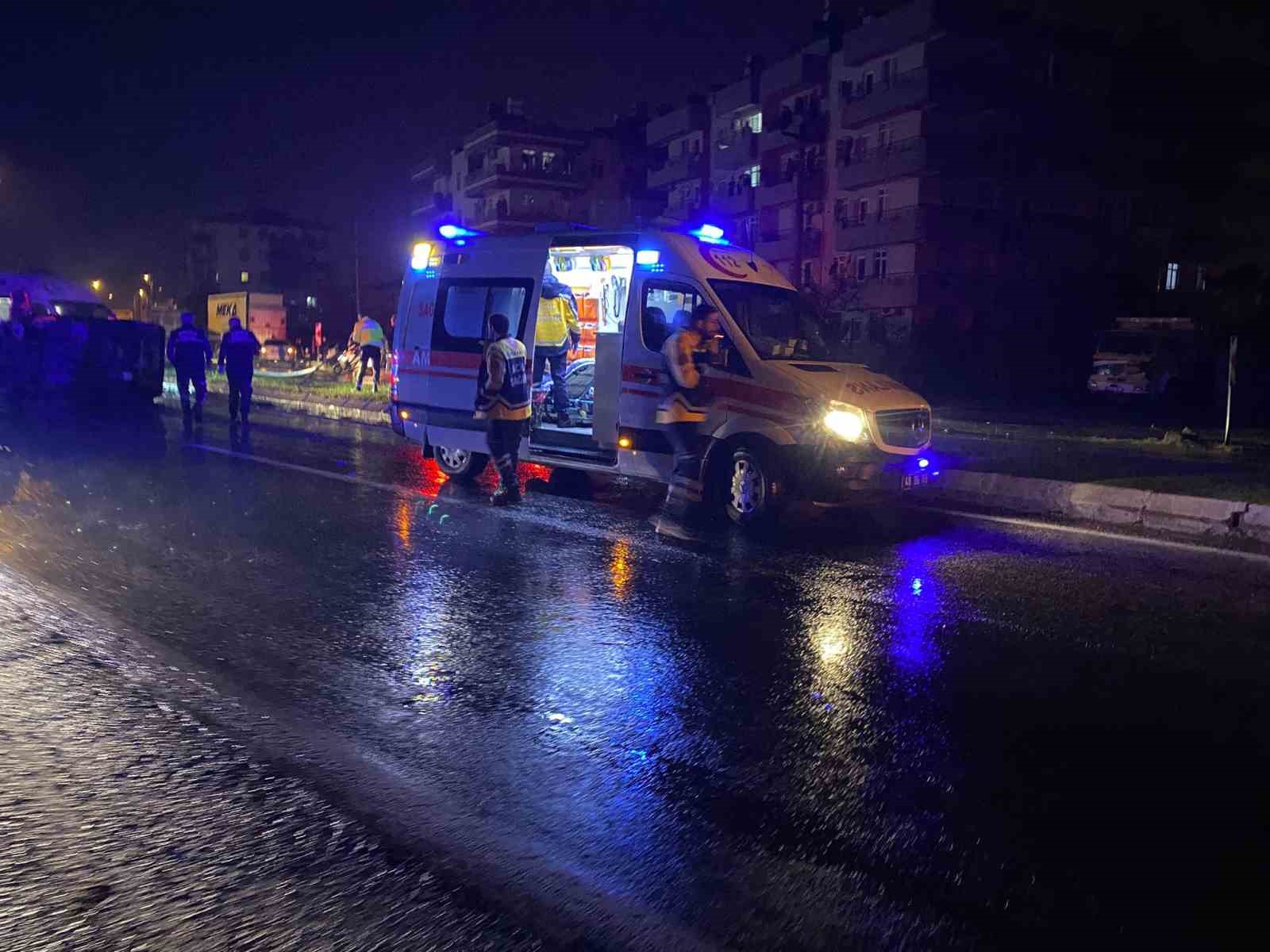 Milas’ta direğe çarpan otomobil takla attı: 2 yaralı