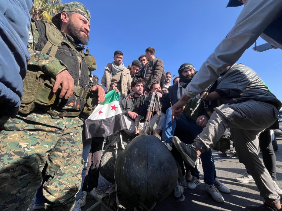 Suriyeliler, Hafız Esad'ın heykelini Emevi meydanında sürükledi