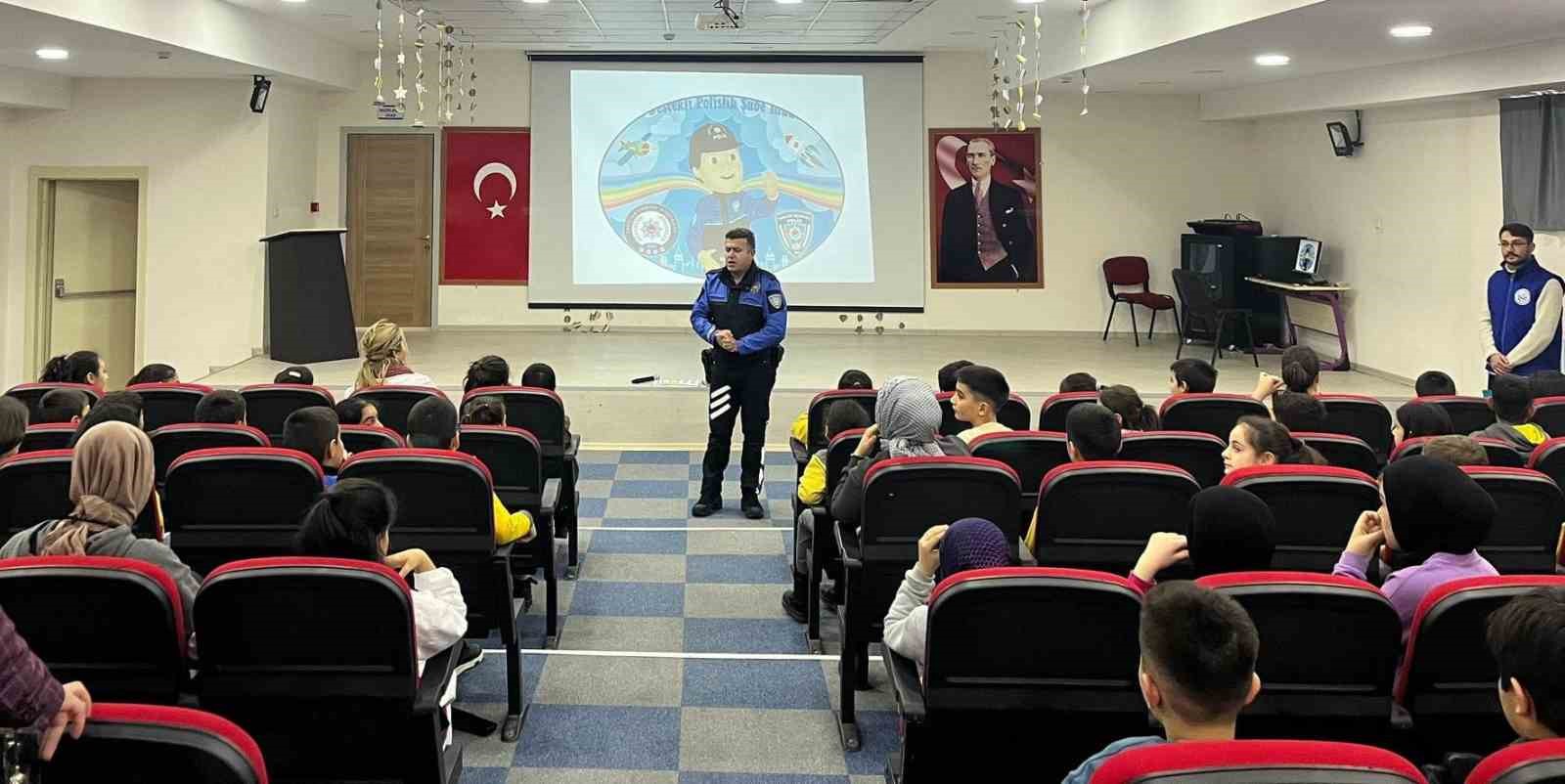 735 öğrenci güvenlik konularında bilgilendirildi