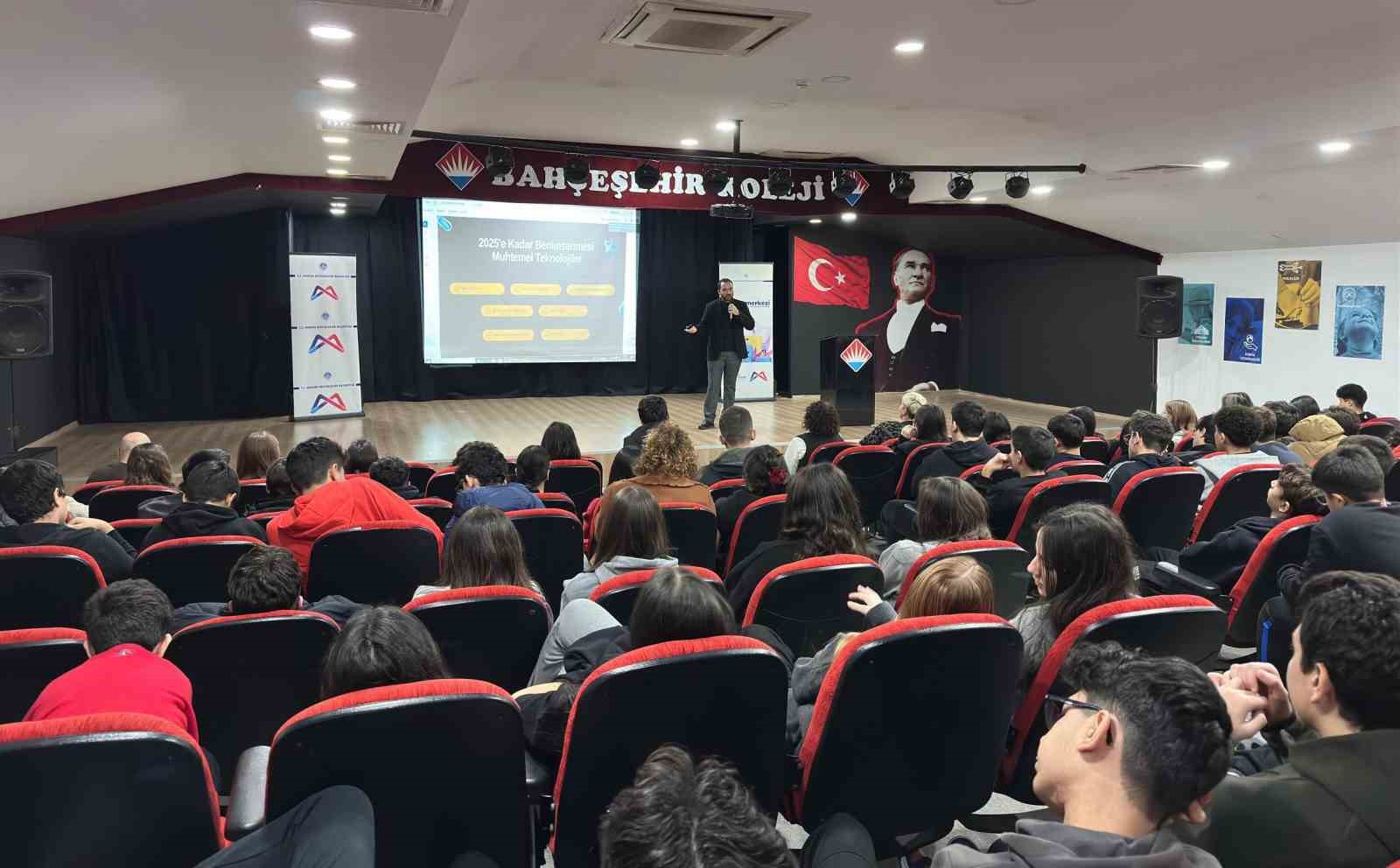 Mersin’de öğrencilere geleceğin meslekleri tanıtılıyor