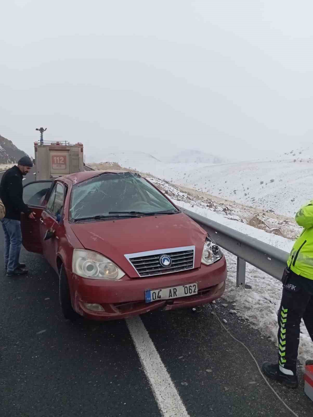 Ağrı’da kontrolden çıkan araç kaza yaptı