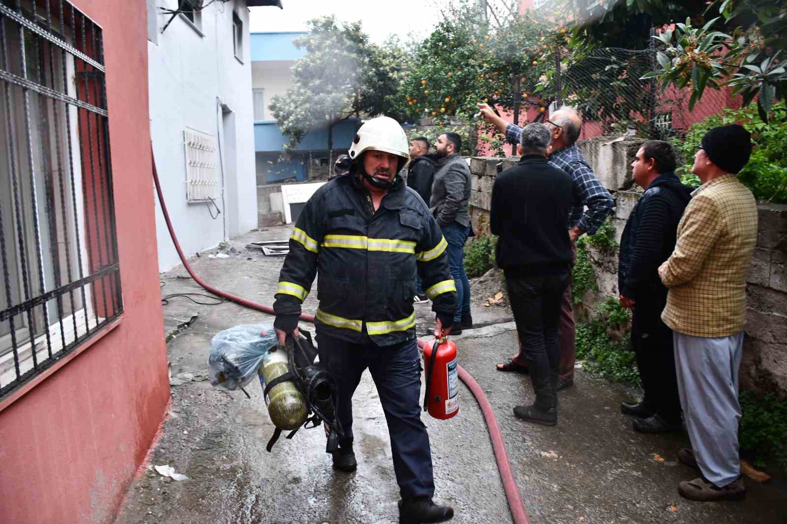 Hatay’da alevlere teslim olan ev kullanılmaz hale geldi