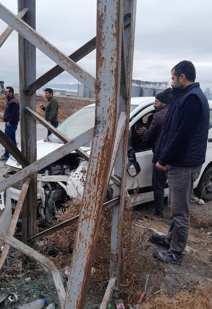 Konya’da iki hafif ticari araç çarpıştı: 1’i bebek 4 yaralı