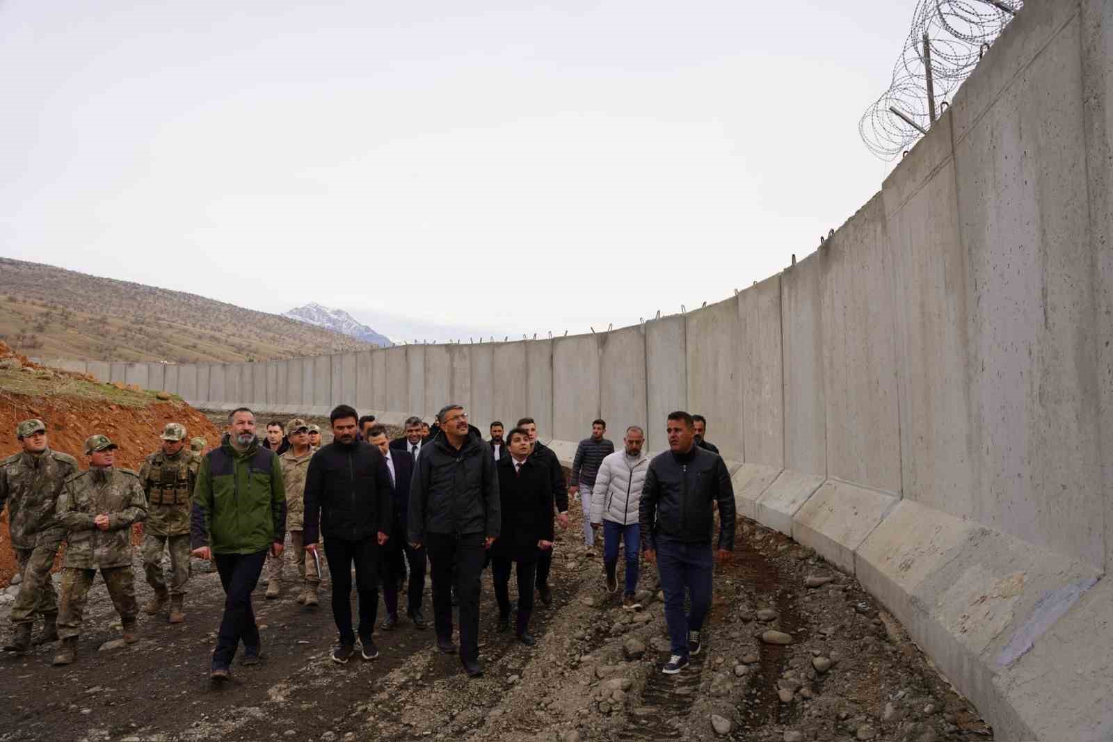 Vali Çelik yapımı devam eden karakol ve sınır duvarı çalışmalarını inceledi